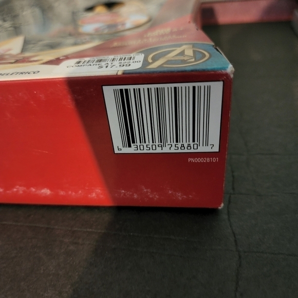 Captain Marvel Photon Power FX Captain Marvel Electronic Super Hero Hasbro New - Picture 5 of 7